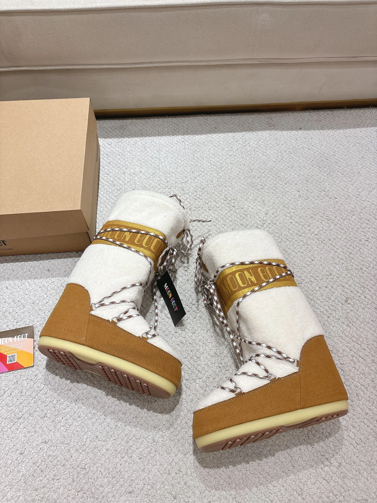 p680 [Exclusive top quality | New upgraded version] ✨A must-buy in winter 2025! Moon Boot moon snow boots - the ultimate warm weapon for fashionistas ❄️ Forget UGG! This winter🔥The "ugly Big Mac" that dominates the streets is here~ 👢The same Y2K retro style from Paris Hilton and Beckham is back! 4cm taller inside ✨ Invisible leg lift · Extremely slimming 👌 Fluffy and soft but not bloated, instantly show off your sense of style when put on your feet 🦋 The same style for both men and women | Can be worn by both men and women | Regardless of left or right foot!  ❄️Maximum thermal insulation power｜No pressure for fun in the snow 💫Trendy style code｜Easily achieve the Millennial hot girl style Say goodbye to ordinary snow boots ~ This winter you need to be warm and rusty! 🌟 #MoonBoot snow boots #winter hot style #瞞小similar style #millennium style wear ❶Fabric: original custom/cowhide/woven wool/high mercerized waterproof cloth ❷Inner: original 100% silk cotton liner ❸Feet: original 100% silk cotton liner ❹Outsole: original molded two-color non-slip outsole ❺Sole thickness: 4cm (including inner**) ❻Number of codes: 35-40 (41. Customized) ❼Packaging: Original full set of packaging ☀Color: Official website updated simultaneously